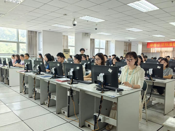 在位于重庆市的西南大学评卷点�
，实施24小时视频监控	。确保业务能力和综合素质符合评卷工作需求。严防误差</strong></p><p style=