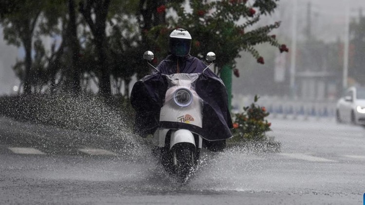 Cities in S.China's Guangdong issue red alerts for heavy rains; schools suspend classes: report
