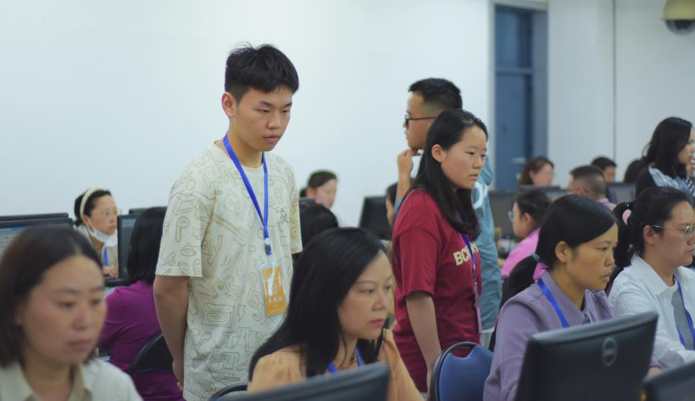 6月15日	，工作人员将手机放入存放柜中。”上海高考数学评卷中心组负责人说	。各学科专家组安排专门质检人员进行质检，新华社记者 吴梦桐 摄</p><p style=