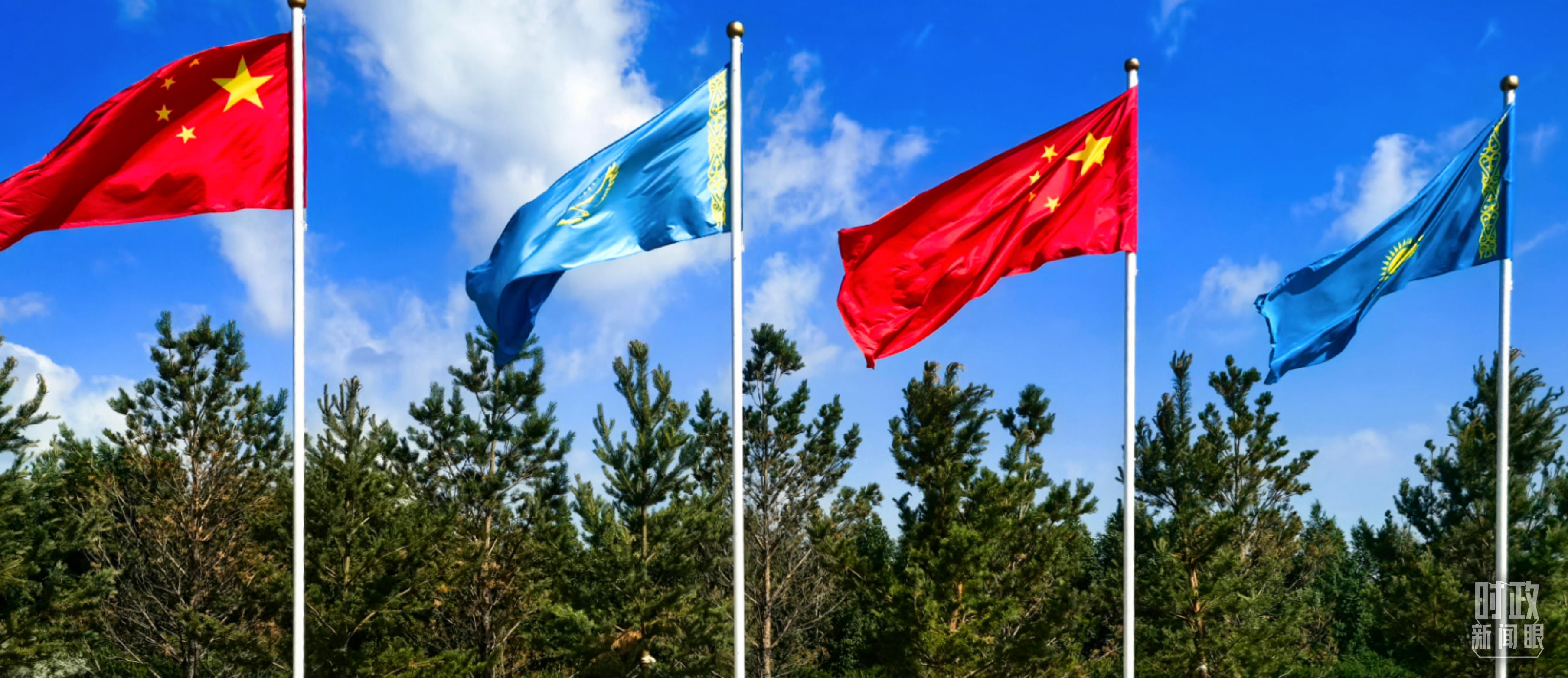 △中哈两国国旗迎风飘扬。（总台央视记者范凯拍摄）