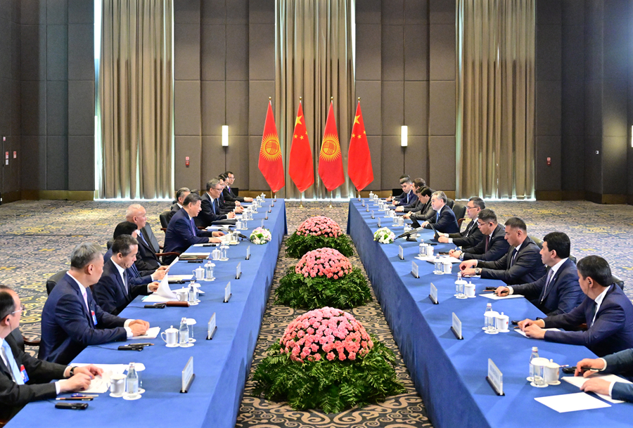 当地时间6月17日上午，国家主席习近平在阿斯塔纳出席第二届中国—中亚峰会期间会见吉尔吉斯斯坦总统扎帕罗夫。新华社记者 翟健岚 摄