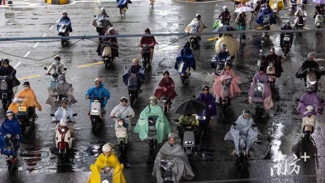 China renews alerts for rainstorms, high temperature