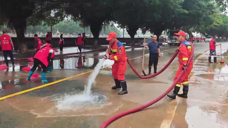 与暴雨赛跑！肇庆前置备勤队伍清淤抢险，全力应对暴雨红色预警