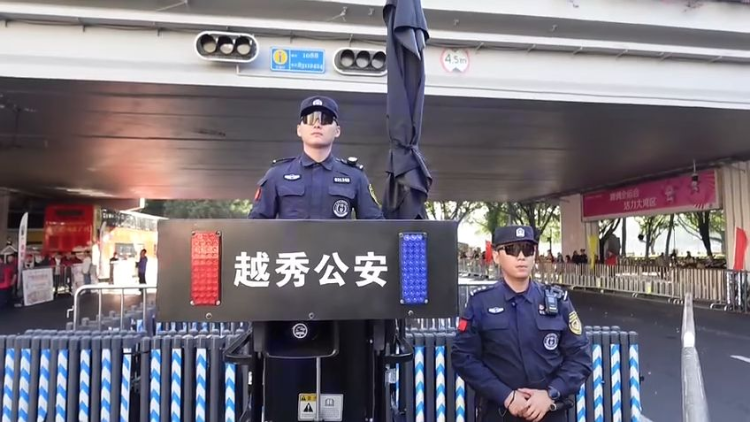 广马首次实行“岛式穿越”，赛事运行与群众通行“两不误”