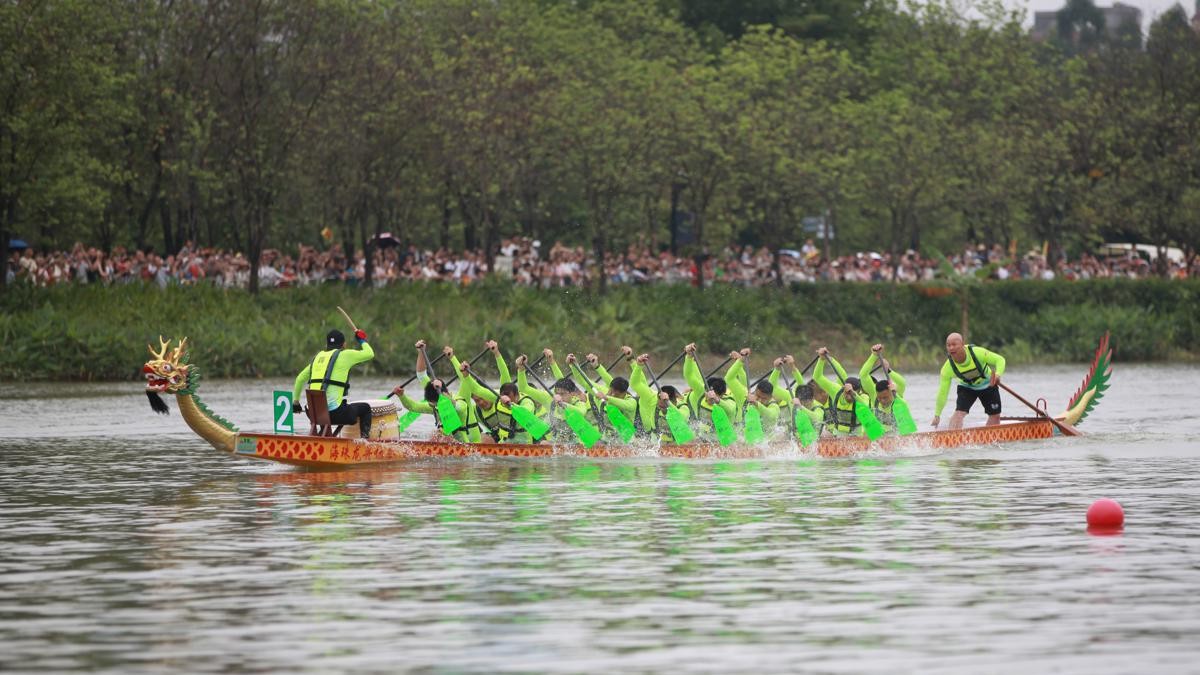 Dragon boat competition takes place in Guangzhou