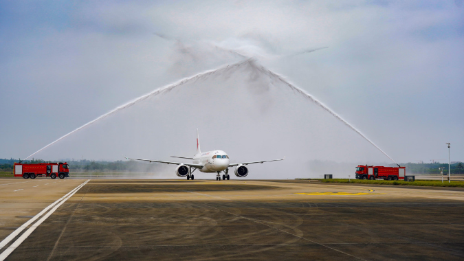全球首架国产大飞机C919飞抵海口美兰国际机场