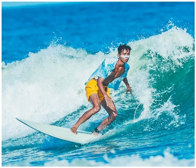 广东惠州，爱好者在冲浪。张 迪摄