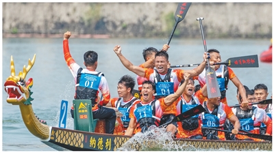 广东佛山，选手在十五运会群众比赛龙舟项目决赛后庆祝胜利。姚志豪摄