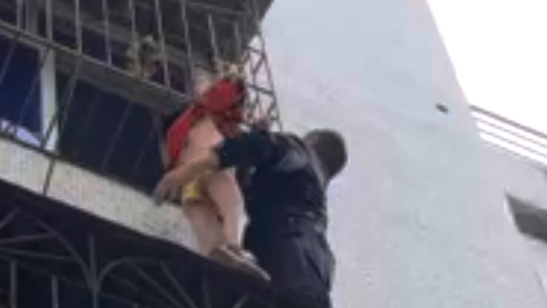 惊险营救！警员徒手爬楼，救回被卡防盗网男孩｜暖心画