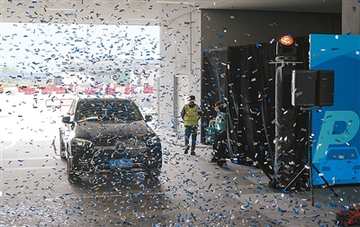 十一月十五日上午，香港机场管理局在香港口岸自动化停车场举办欢迎仪式，迎接“粤车南下”旅客。郭辛 摄（新华社发）