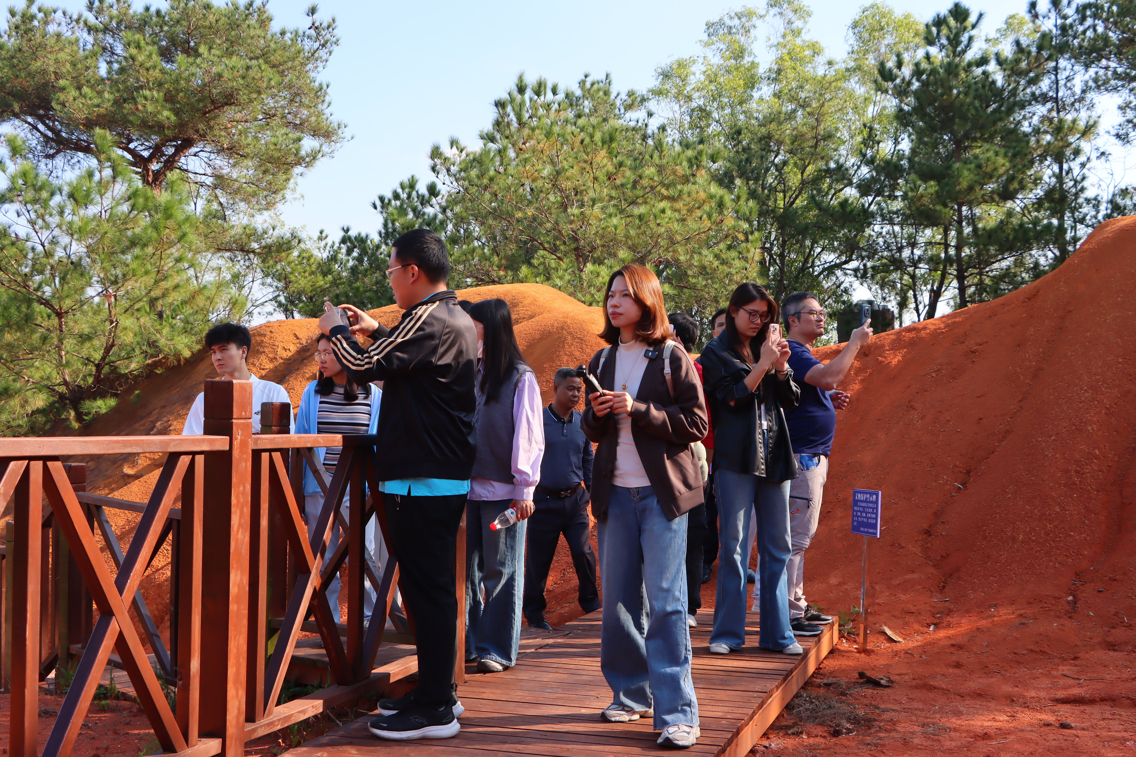 十五运会云浮赛区媒体团队深入磨刀山遗址采风