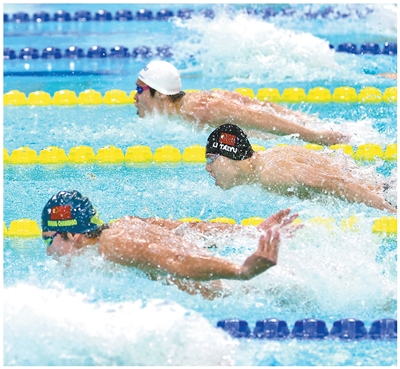 运动员在十五运会游泳项目男子100米蝶泳决赛中。本报记者 蒋雨师摄