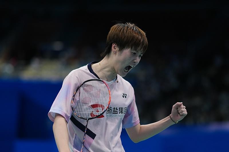 △羽毛球女单1/4决赛,陈雨菲鏖战超90分钟,2比1战胜张艺曼,晋级四强。