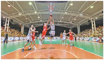 广东东莞，选手在莞篮“村BA”半决赛中。王敬新摄