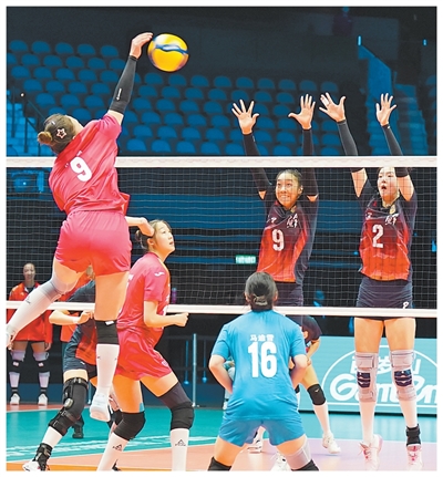 运动员在十五运会排球项目女子成年组比赛中。本报记者 孔庆元摄