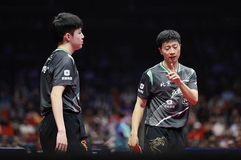 △乒乓球男子团体小组赛,北京队马龙、黄友政在比赛中。