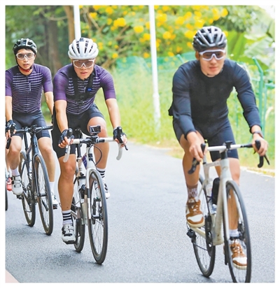 广东珠海，爱好者在骑行。钱文攀摄