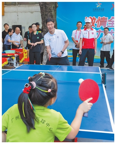 广东广州，中国乒协主席王励勤与乒乓球爱好者切磋交流。姚志豪摄