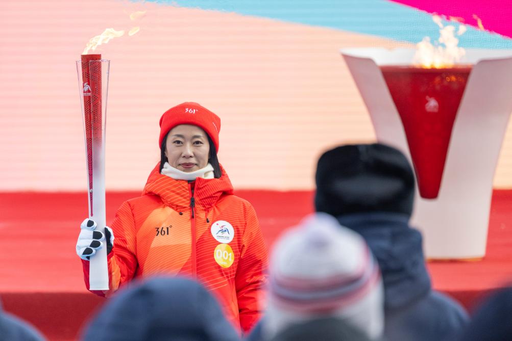 2月3日，第一棒火炬手、冬奥冠军申雪在展示火炬。新华社记者 谢剑飞 摄