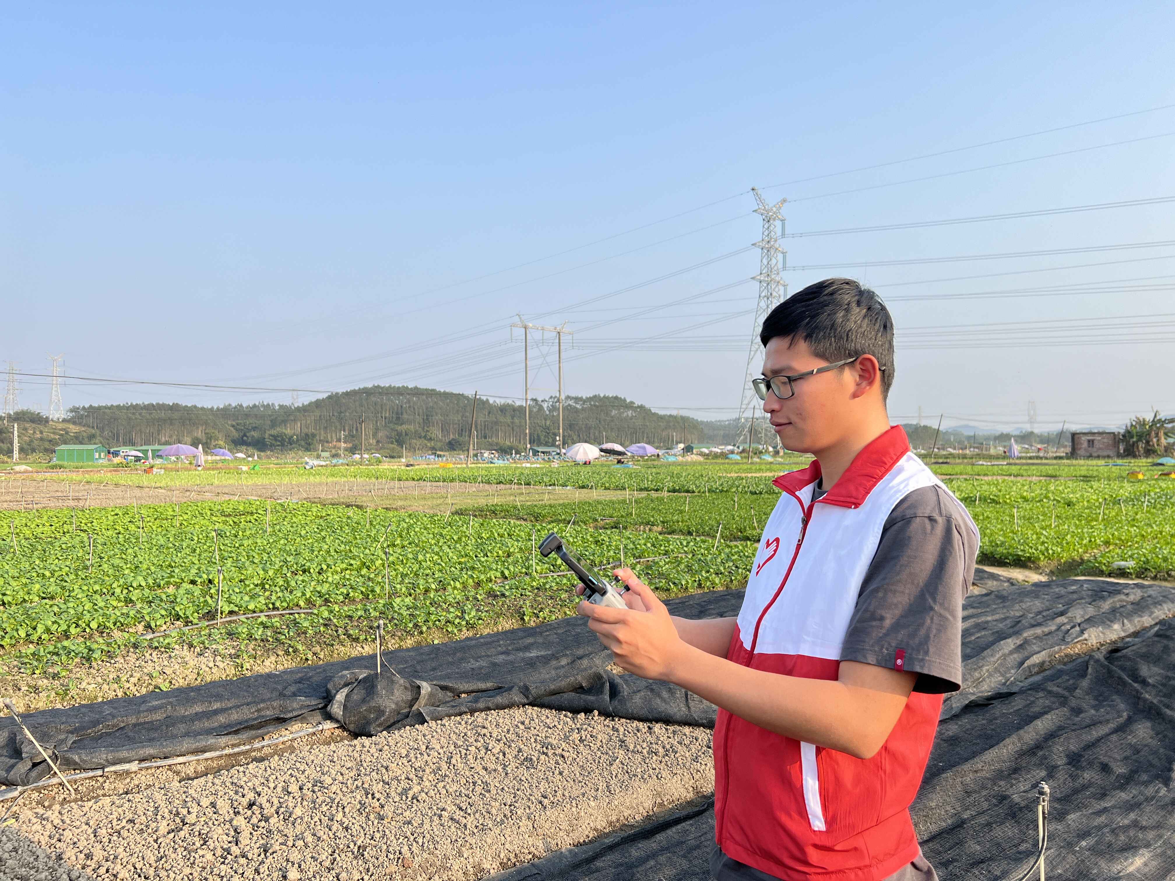 梁志鹏使用无人机协助监测耕地种植生产现况。通讯员供图