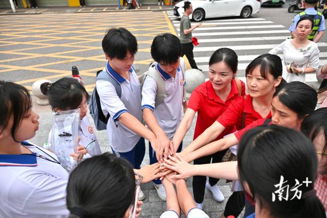 “题名金榜，加油！” 考点外，送考老师们的声音响亮，和学生们一起加油鼓劲。  南方+记者 曾亮超 