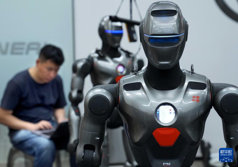 6月25日，深圳市众擎机器人科技有限公司的工作人员在调试人形机器人。