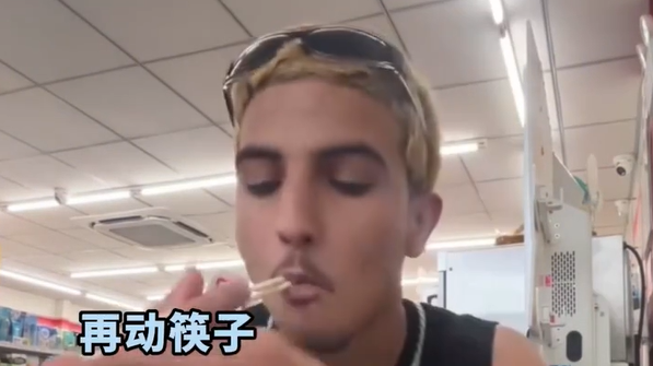 外国人在中国假装会用筷子 网友：拿筷子当小料了