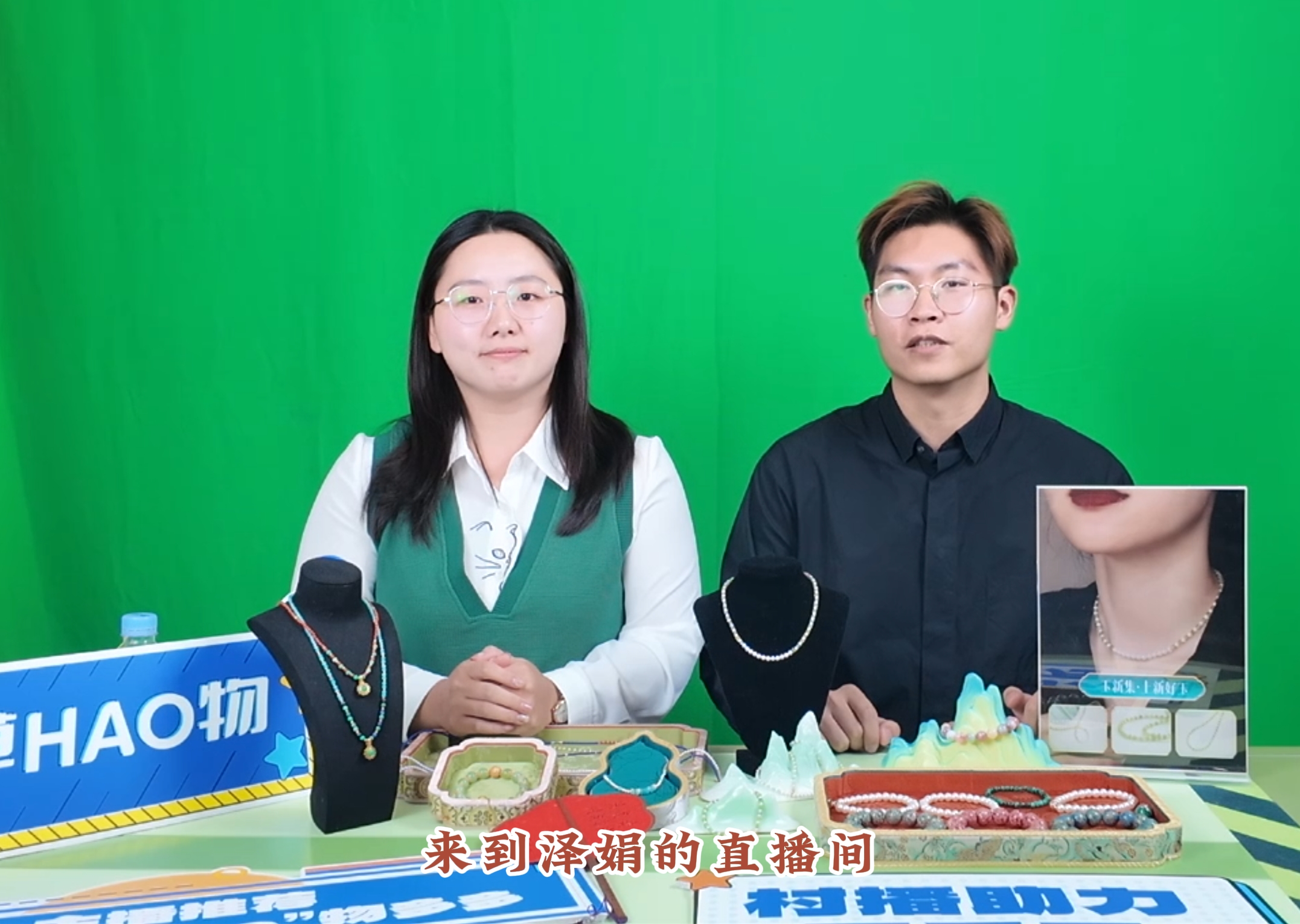 叶泽娟（左一）参与“濠江珍好，村播助力百千万”直播活动。通讯员供图