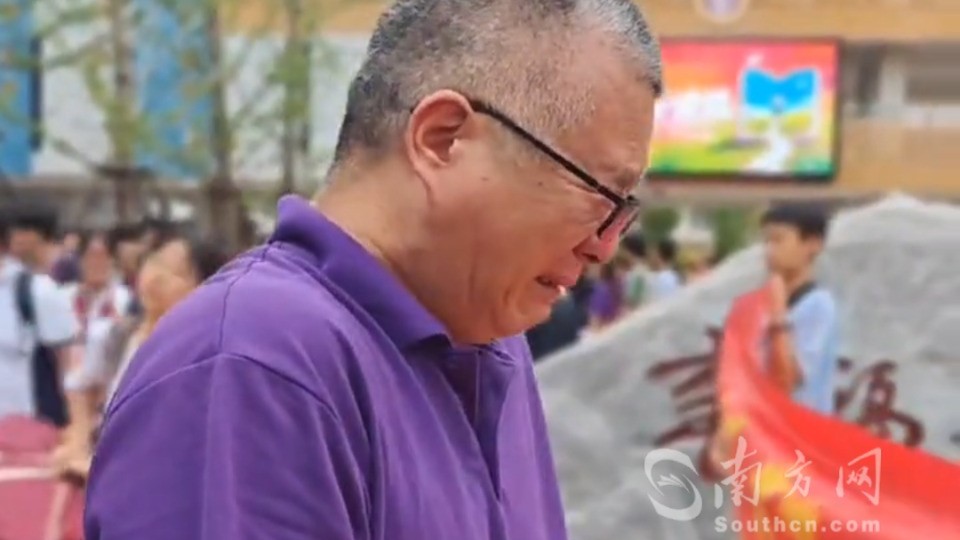 这场盛大的离别只有他们留在了原地