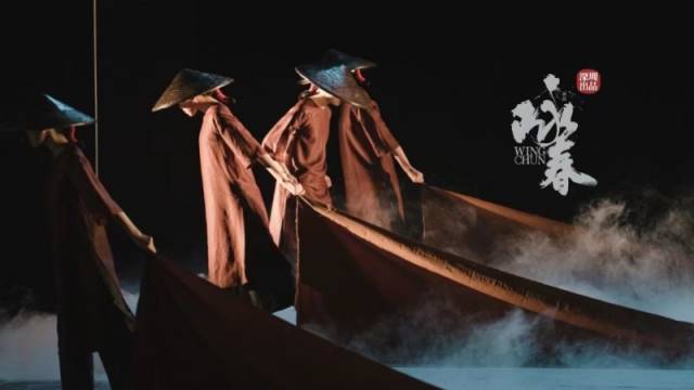 舞剧《咏春》中对于香云纱传统制作工艺的展现。摄影：张曦丹
