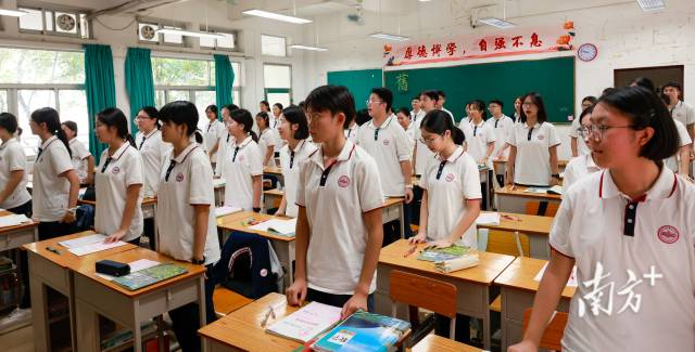 上课前，学生集体起立向老师问好。卢子衡摄