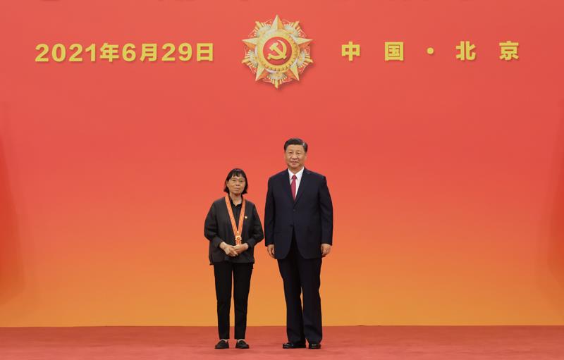 　　△2021年6月29日，庆祝中国共产党成立100周年“七一勋章”颁授仪式在北京人民大会堂金色大厅隆重举行。习近平总书记向“七一勋章”获得者张桂梅颁授勋章。