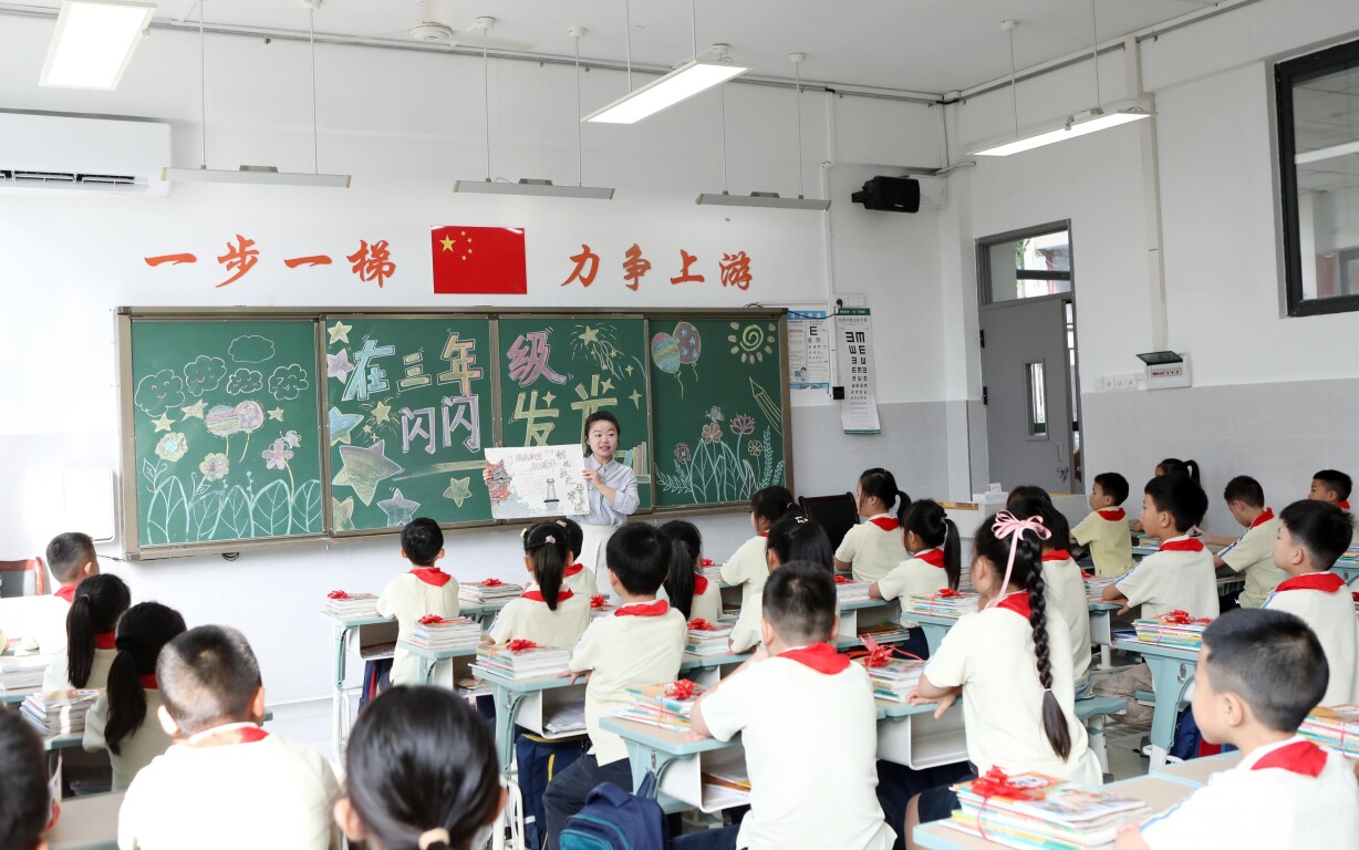 　　△2025年8月31日，重庆永川区上游小学，老师向学生们讲述抗战历史和英雄事迹，激发学生的爱国热情。