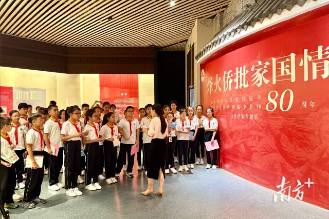 上课前，学生集体起立向老师问好。卢子衡摄