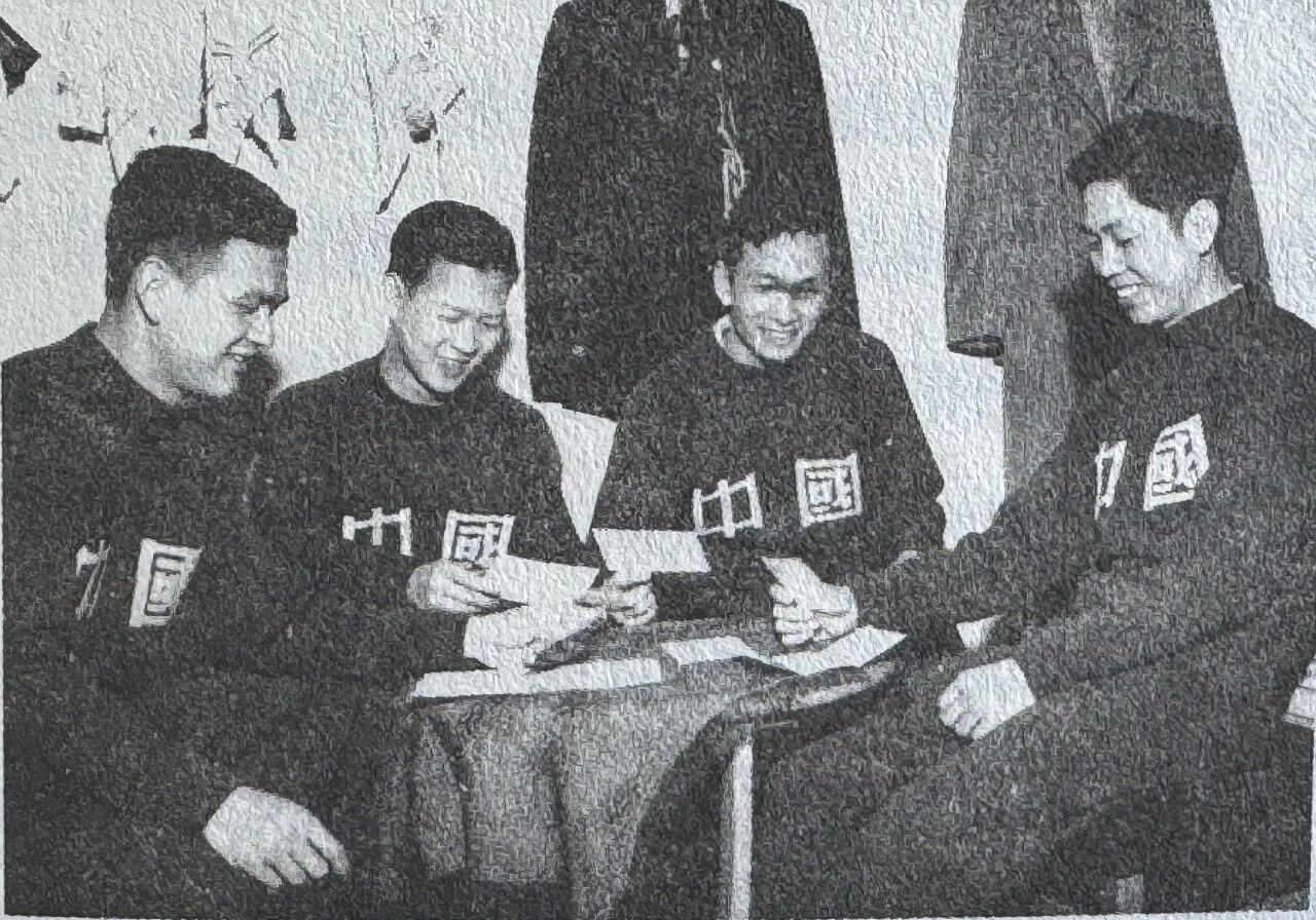 1956年第23届世乒赛，庄家富（右一）与队友们在一起。图源：“乒乓世界”微信公众号