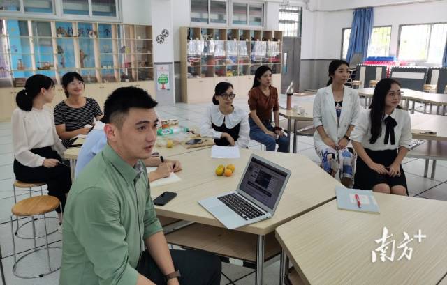 上课前，学生集体起立向老师问好。卢子衡摄
