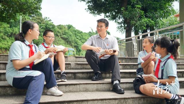 李荆向学生们讲述乐群小学校史。