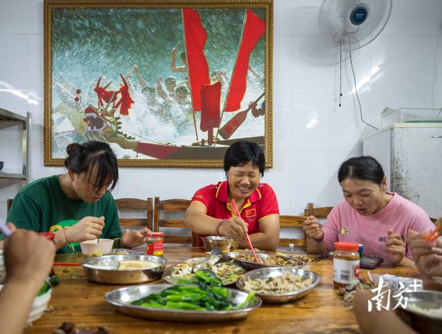 作为队伍里最年长的队员，董爱丽经常在吃饭时跟年轻队员们讲述以前的故事。