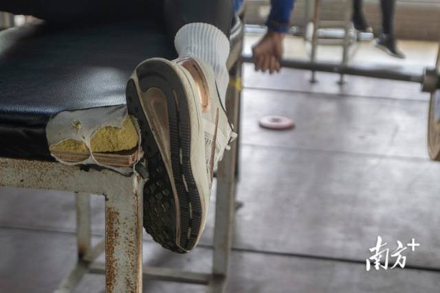 体能训练室内的器械，因运动员高强度的锻炼而被磨破。