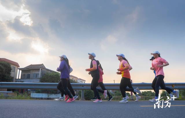 傍晚，队员们在基地附近的村道上进行至少3公里的耐力训练。