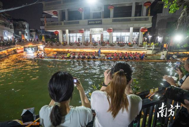 趁着夜晚休息的时间，李雪与队友前往佛山南海感受当地特色的“叠滘龙船”。