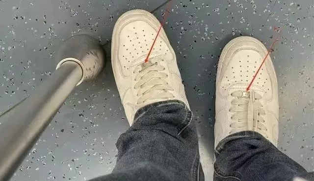 当事男子拍摄的鞋子照片（图源：受访者供图）