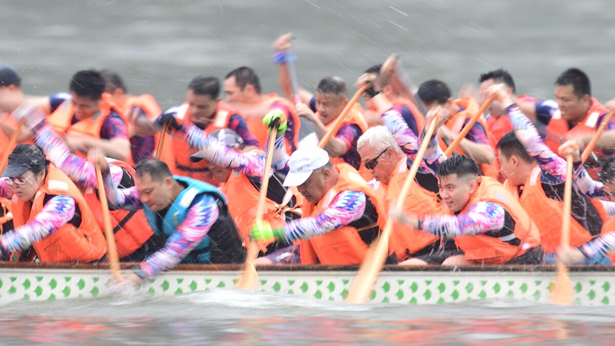 International dragon boat invitational tournament kicks off in Guangzhou