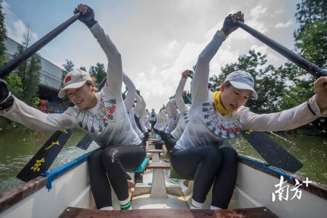 为了迎接即将到来的比赛，队员们顶着烈日在河道上挥洒汗水，力争成绩获得进一步提升。