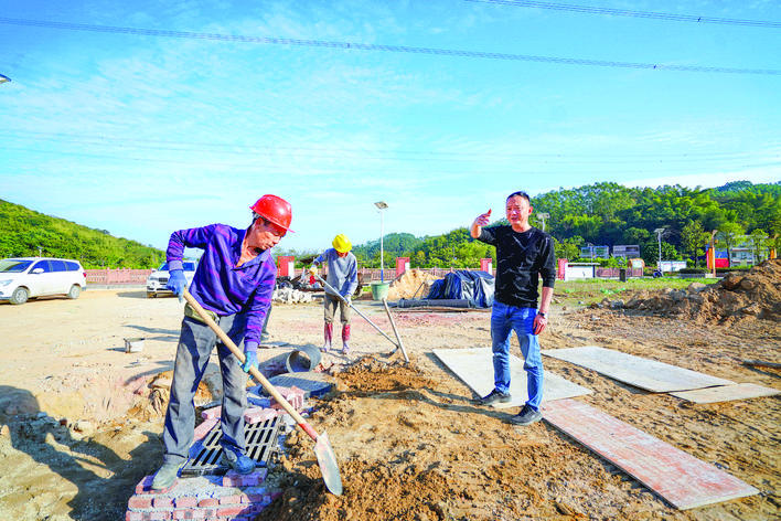 王炯東（右一）查看村民小組宅基地的雨污分流施工進展。（攝影：湯渝杭）