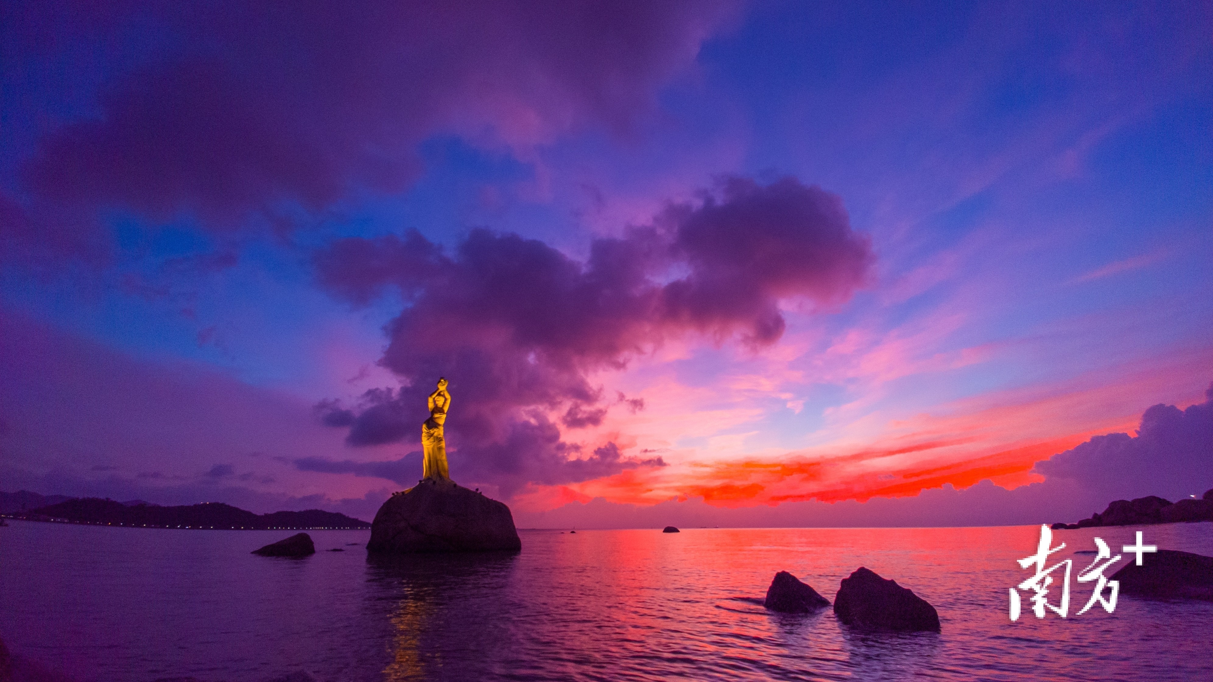 7月3日，珠海渔女雕塑迎来壮丽朝霞。瑞 摄