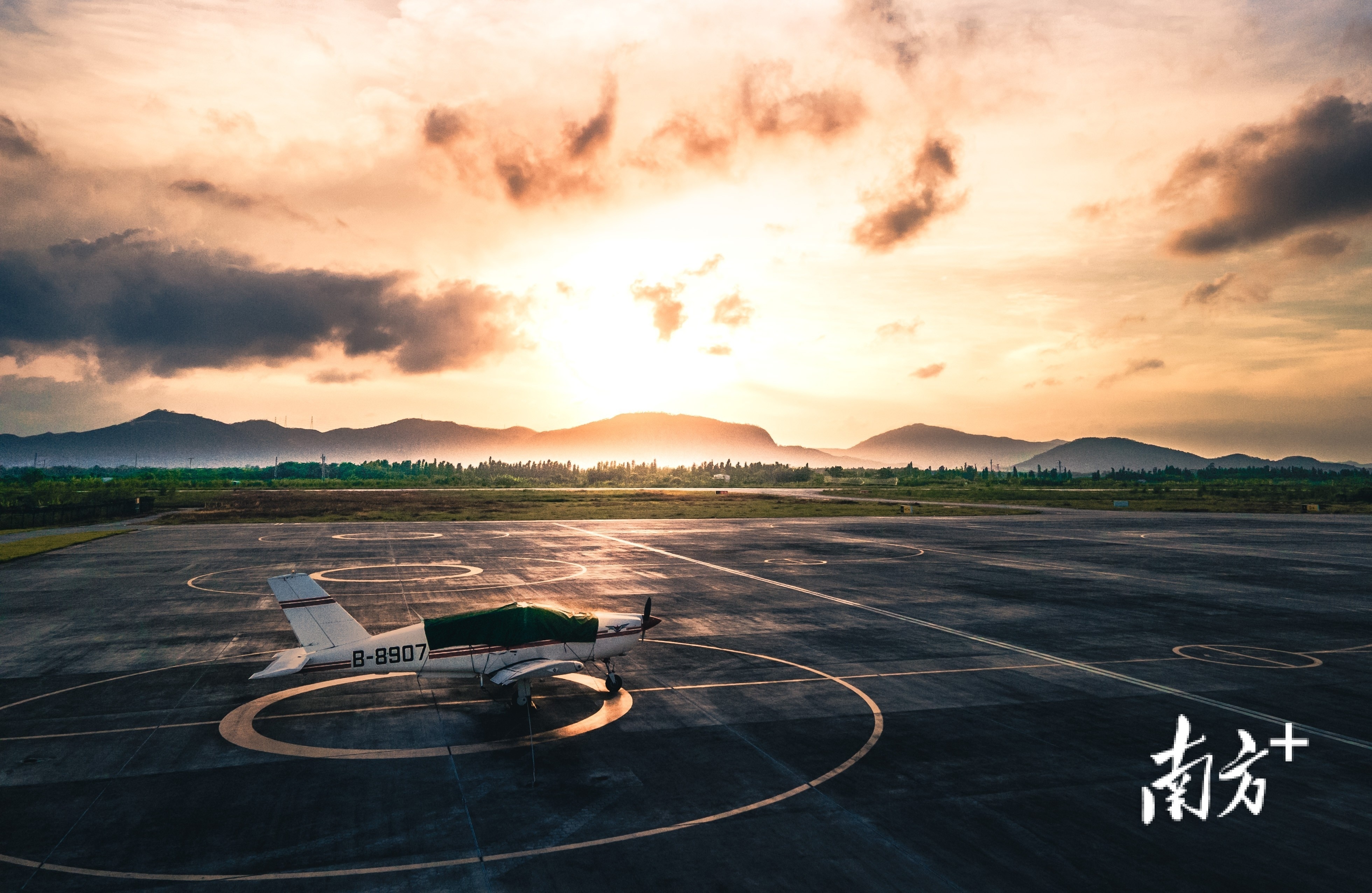 7月3日，珠海莲洲机场，日落下的停机坪 。初见 摄