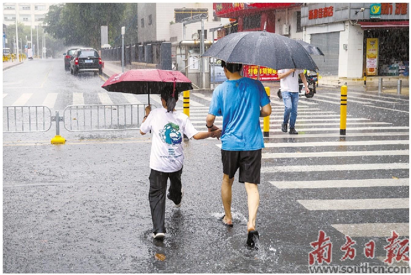 4月6日，深圳深圳罗湖，内涝难场行人在大雨中步履匆匆。超过常设<strong>九游</strong>南方日报记者 朱洪波 摄