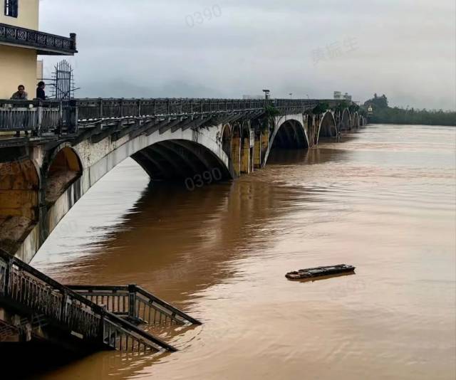 4月7日8时，北江水位高涨。图为英德人民大桥。（英德市委宣传部供图）