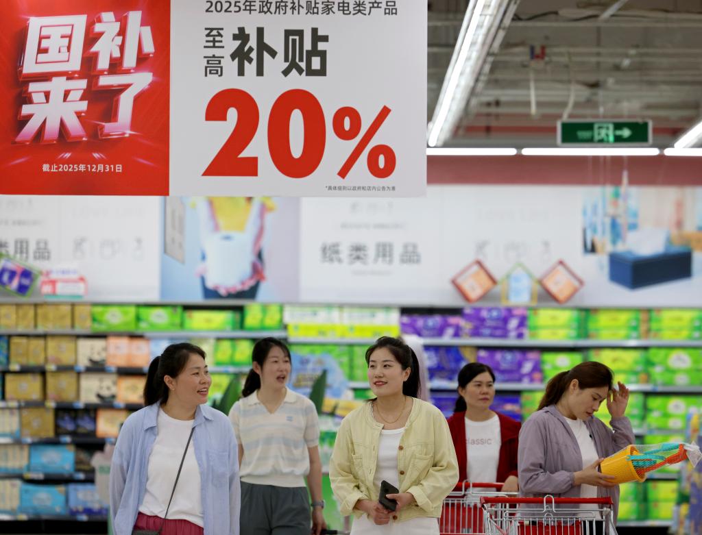 消费者在山东省枣庄市一家超市选购商品。新华社发(孙中喆 摄)